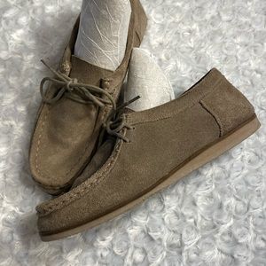 Lucky Brand size 7.5 brushed leather wallabees neutral sand in color